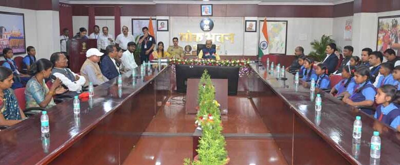 राज्यपाल-डेका-से-धमतरी-के-सुदूर-वनांचल-क्षेत्र-के-प्रतिभाशाली-बच्चों-ने-की-आत्मीय-मुलाकात