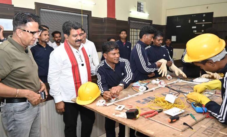 उपमुख्यमंत्री-विजय-शर्मा-ने-पुनर्वास-केंद्र-दंतेवाड़ा-में-युवाओं-से-की-मुलाकात