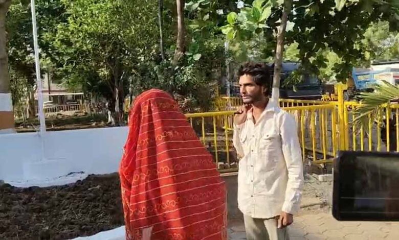 खंडवा-में-हाईवोल्टेज-ड्रामा:-पत्नी-को-बुलाने-की-जिद-में-300-फीट-टावर-पर-चढ़ा-पति,-पुलिस-के-छूटे-पसीने