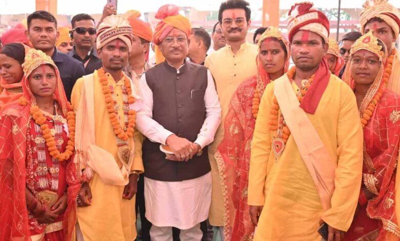 बेटियों-के-सम्मान-का-संकल्प:-240-नवविवाहित-जोड़ों-को-मुख्यमंत्री-ने-दिया-सुखद-दांपत्य-जीवन-का-आशीर्वाद