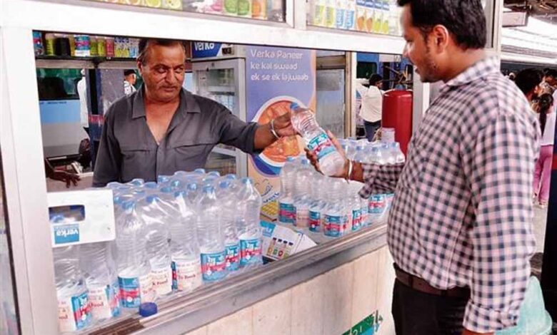 रेलवे-स्टेशन-पर-ठंडे-पानी-के-नाम-पर-लूट!-वेंडर-ओवररेट-में-बेच-रहे-बोतलें