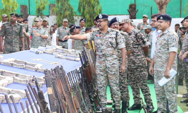 बस्तर-में-लाल-आतंक-पर-बड़ा-वार:-5-जिलों-में-35-माओवादियों-ने-किया-सरेंडर,-करोड़ों-के-हथियार-जब्त