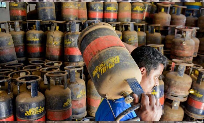 वित्तीय वर्ष के पहले दिन महंगाई का असर, कमर्शियल LPG की कीमतों में ₹195.5 का इजाफा