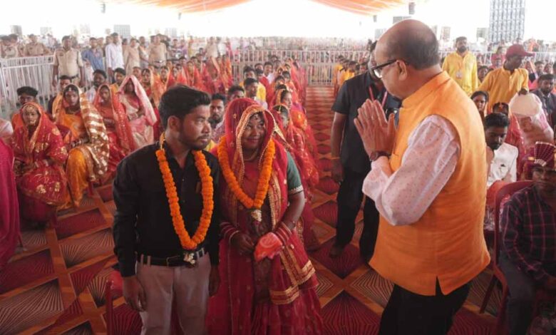 सामूहिक-विवाह-कार्यक्रम-में-शामिल-हुए-राज्यपाल