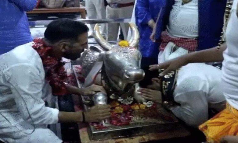 महाकाल के दरबार में अक्षय और टाइगर: नंदी के कान में कही मनोकामना, देश की तरक्की की कामना की, डिंपल कपाड़िया भी साथ