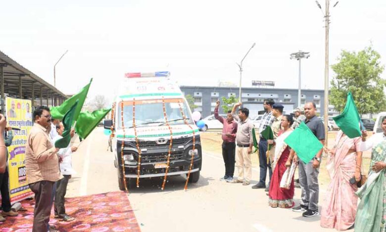 मंत्री-नेताम-ने-बलरामपुर-जिले-के-लिए-वर्चुअल-रूप-से-9-नई-एम्बुलेंस-को-दिखाई-हरी-झंडी