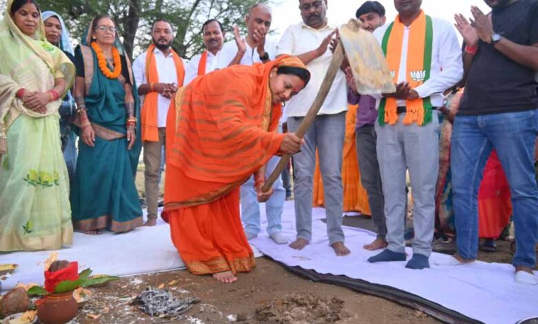 मंत्री-लक्ष्मी-राजवाड़े-ने-3.80-करोड़-रूपए-की-सड़क-निर्माण-कार्य-का-किया-शुभारंभ