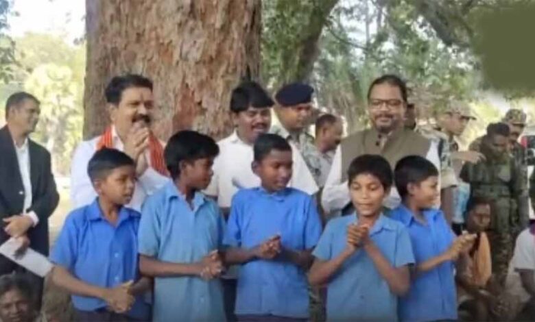 बस्तर-के-बच्चों-का-जोश:-‘कलेक्टर-एसपी-बनने-चलो’-गीत-पर-गूंजा-मंच,-गृहमंत्री-भी-हुए-शामिल