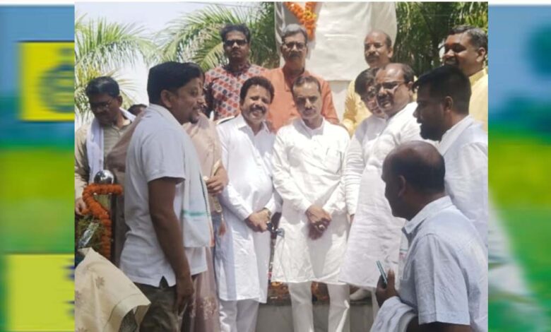 जनसेवा-के-पुरोधा-को-नमन,-बाबूजी-बिसाहू-दास-महंत-की-प्रतिमा-पर-उमड़ा-श्रद्धा-का-सैलाब