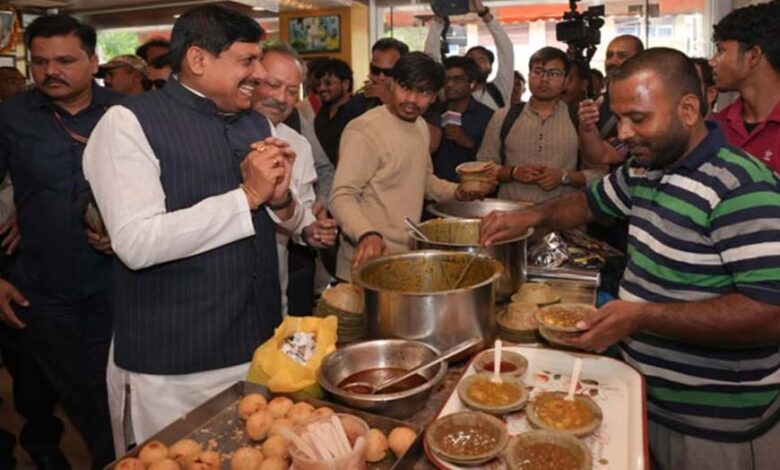 काशी-की-प्रसिद्ध-कचौड़ी-पूरी-का-स्वाद-लेते-दिखे-सीएम-मोहन-यादव,-सादगी-ने-जीता-लोगों-का-दिल