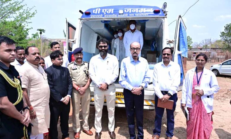 राज्यपाल-रमेन-डेका-ने-बेहराखार-में-पीएम-जनमन-अंतर्गत-संचालित-मोबाइल-मेडिकल-यूनिट-का-किया-अवलोकन