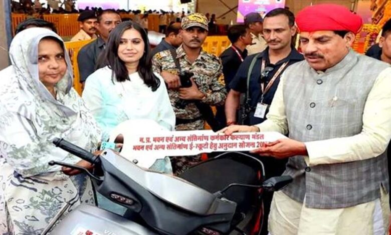 सफलता-की-कहानी-ई-स्कूटर-अनुदान-योजना-से-दमोह-की-सायरा-बी-बनीं-आत्मनिर्भर