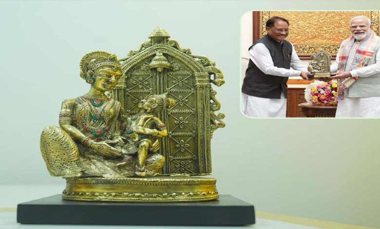 प्रभु-श्रीराम-के-आदर्शों-से-प्रेरित-छत्तीसगढ़-:-मुख्यमंत्री-साय-ने-प्रधानमंत्री-नरेंद्र-मोदी-को-बेल-मेटल-निर्मित-‘माता-कौशल्या-के-राम’-कलाकृति-की-भेंट
