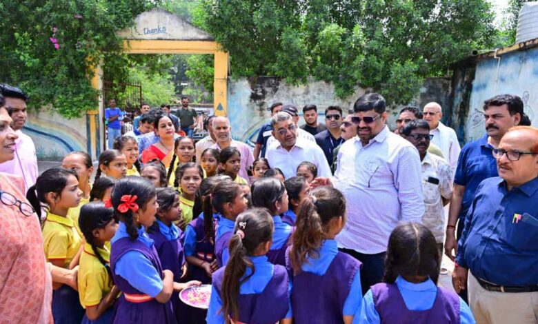 शिक्षा-मंत्री-गजेन्द्र-यादव-ने-दुर्ग-के-प्राथमिक-विद्यालय-का-किया-निरीक्षण