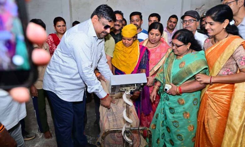 मंत्री-गजेन्द्र-यादव-ने-उचित-मूल्य-दुकान-का-किया-औचक-निरीक्षण