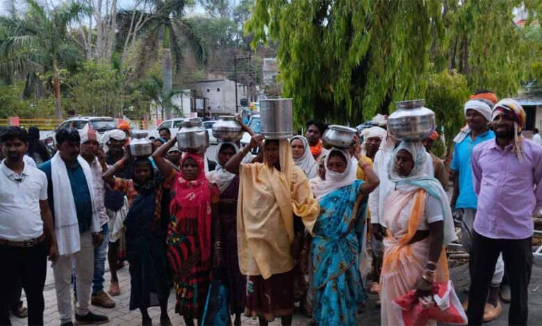 डिंडौरी-में-पानी-का-संकट-चरम-पर:-नाले-का-पानी-पी-रहे-ग्रामीण,-खाली-बर्तन-लेकर-पहुंचे-जनसुनवाई-में