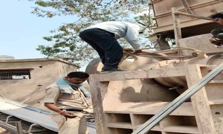 रायपुर-में-खनिज-विभाग-का-बड़ा-एक्शन:-2-चूना-पत्थर-खदानें-सील,-7-हाइवा-जब्त