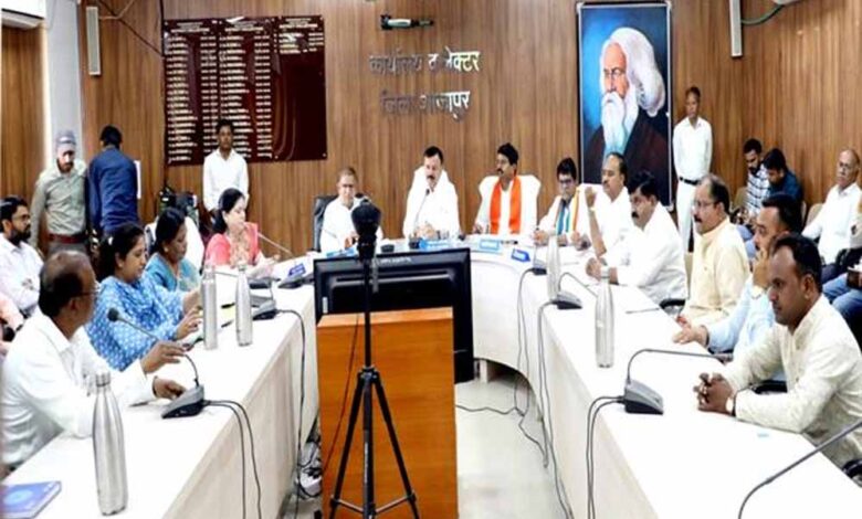 दो-पहिया-वाहन-चालकों-को-हेलमेट-लगाकर-चलने-के-लिए-करें-प्रेरित-:-परिवहन-मंत्री-सिंह