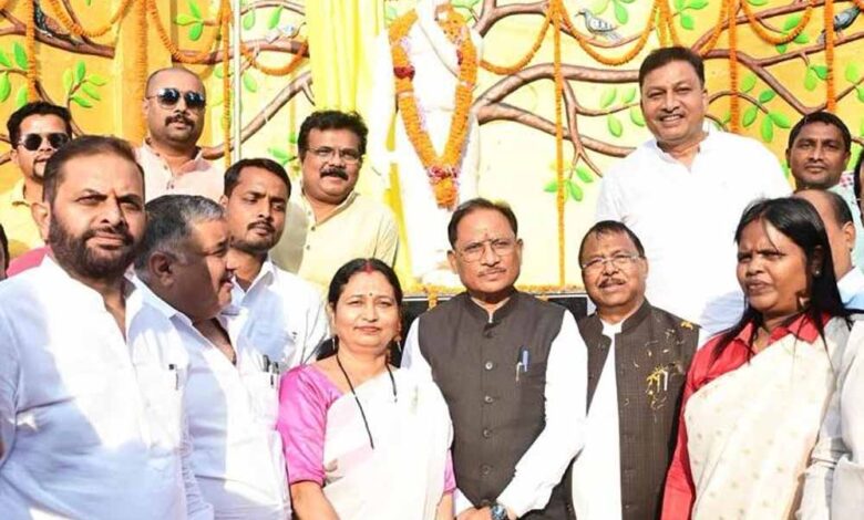 माँ-भारती-के-वीर-सपूत-चंद्रशेखर-आज़ाद-को-नमन:-मुख्यमंत्री-विष्णुदेव-साय-ने-अंबिकापुर-में-प्रतिमा-का-किया-अनावरण