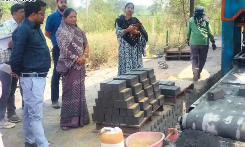 महासमुंद : सीईओ जिला पंचायत नंदनवार ने किया आजीविका संवर्धन केंद्रों का निरीक्षण