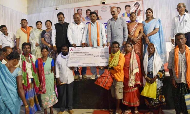 श्रमिक सम्मेलन में विकास की नींव रखने वाले हाथों का सम्मान