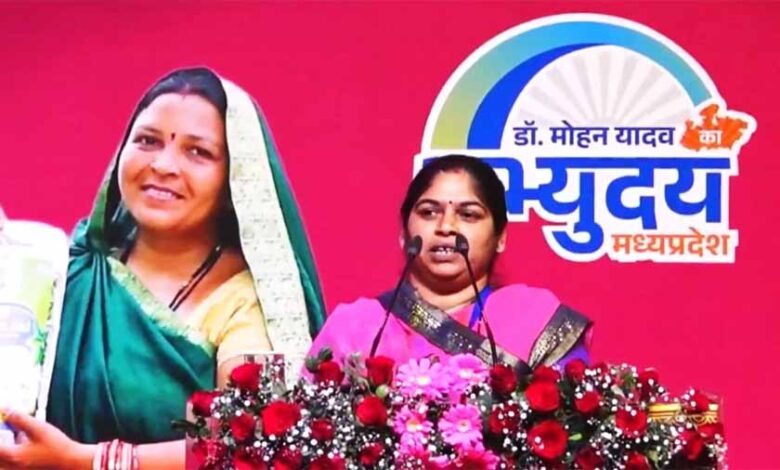 हौसलों-की-उड़ान:-हवाई-जहाज़-से-उड़ान-भरने-वाली-गांव-की-पहली-बहू-मीनाक्षी