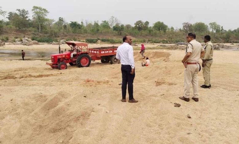 खारंग-नदी-में-ट्रैक्टर-पलटने-पर-सख्ती:-वाहन-मालिक-पर-fir,-अवैध-उत्खनन-पर-कड़ी-निगरानी