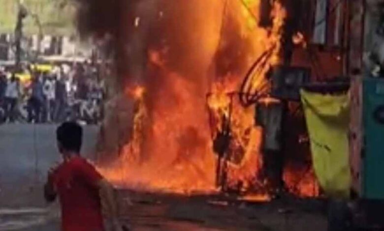 भोपाल-के-mp-नगर-में-ट्रांसफार्मर-ब्लास्ट:-फॉर्च्यूनर-कार-चपेट-में,-इलाके-में-अफरा-तफरी