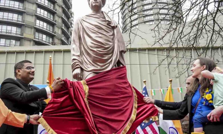 सिएटल-के-वेस्टलेक-स्क्वायर-में-स्वामी-विवेकानंद-की-पहली-जीवन-आकार-कांस्य-प्रतिमा-का-अनावरण