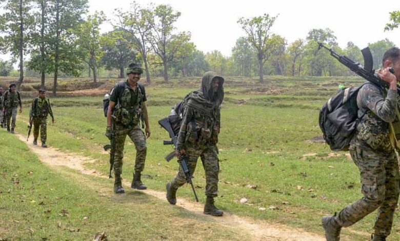 छत्तीसगढ़-ओडिशा-सीमा-पर-बड़ा-खुलासा:-जंगल-से-भारी-विस्फोटक-बरामद,-crpf-ने-तेज-की-सर्चिंग