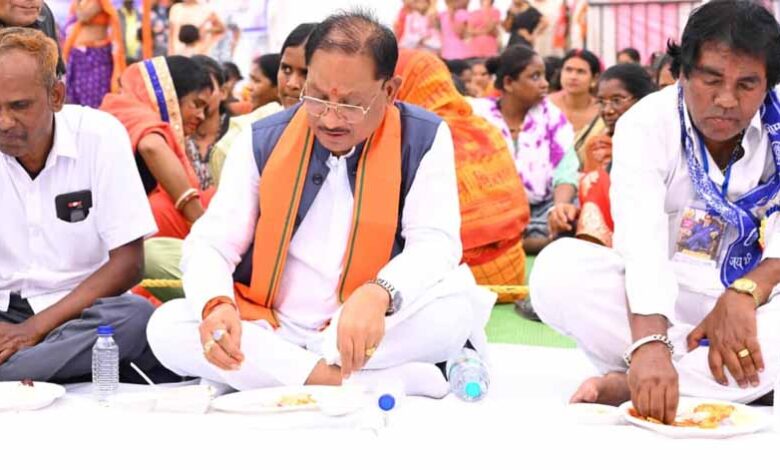 संविधान-के-मूल्यों-को-जन-जन-तक-पहुंचाने-का-संकल्प:-समरसता-भोज-में-शामिल-हुए-मुख्यमंत्री-साय