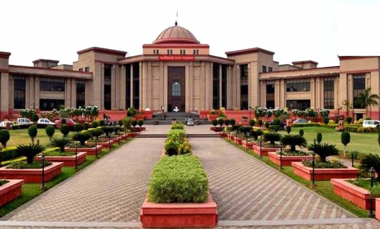 नगर-पंचायत-नवागढ़-अध्यक्ष-को-राहत:-हाईकोर्ट-ने-बर्खास्तगी-पर-लगाई-रोक