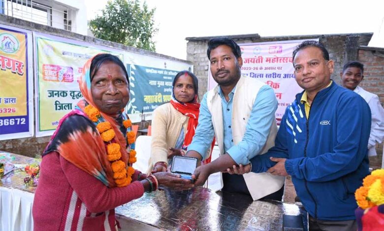 समाज-कल्याण-की-मजबूत-ढाल:-जशपुर-में-82-हजार-से-अधिक-हितग्राहियों-तक-पहुंच-रही-योजनाएं
