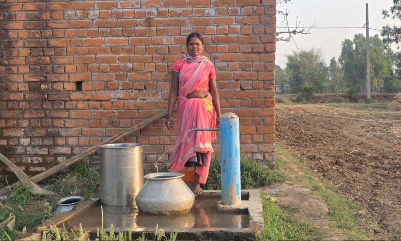 रायपुर-:-जल-जीवन-मिशन-से-संवरी-बुलगा-की-तस्वीर,-जीवंती-बाई-के-घर-तक-पहुँचा-शुद्ध-पेयजल