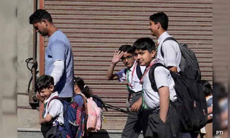 प्राइवेट-स्कूलों-पर-सख्ती:-5-सदस्यीय-जांच-दल-गठित,-ड्रेस-कोर्स-मनमानी-पर-रोक