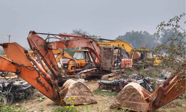 खनन-माफिया-पर-सख्त-एक्शन:-सीमा-लांघने-पर-4-पोकलेन-मशीनें-जब्त