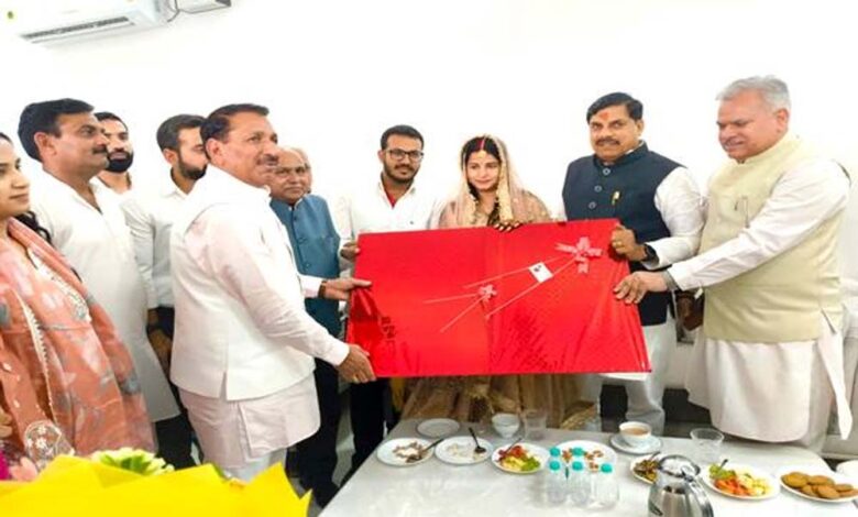 मुख्यमंत्री-डॉ.-यादव-ने-कृषि-मंत्री-के-निवास-पर-पहुंचकर-वर-वधू-को-दिया-आशीर्वाद