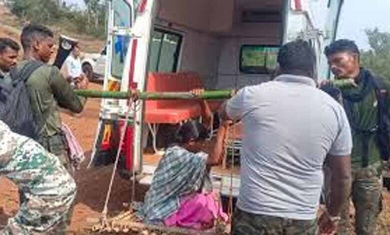 dantewada-में-जवान-बने-फरिश्ता:-गर्भवती-महिला-को-सुरक्षित-अस्पताल-पहुंचाया