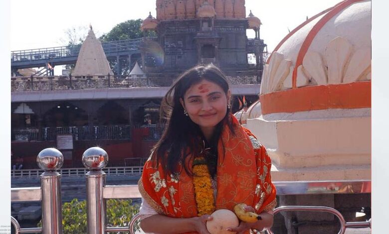 बाबा-महाकाल-के-दर-पहुंचे-एक्ट्रेस-जानकी-बोदीवाला,-नंदी-महाराज-के-कानों-में-कहि-मनोकामना