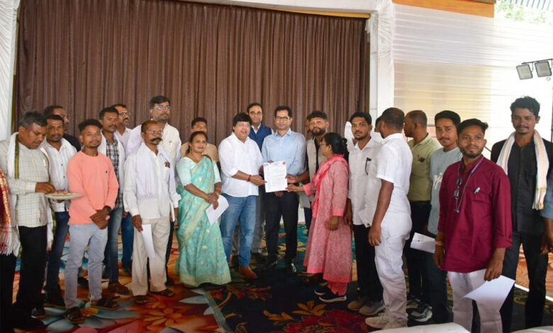 एनएमडीसी-के-शीर्ष-नेतृत्व-ने-दंतेवाड़ा-के-पंचायत-प्रमुखों-से-मुलाकात-की,-जल,-बिजली-और-सड़कों-पर-कार्रवाई-का-दिलाया-भरोसा