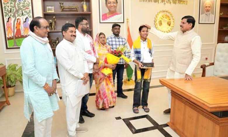 दसवीं-बोर्ड-टॉपर-कु-प्रतिभा-सोलंकी-को-प्रोत्साहनस्वरूप-मिलेंगे-एक-लाख-रुपये-:-मुख्यमंत्री-डॉ.-यादव