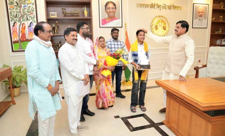 दसवीं-बोर्ड-टॉपर-कु-प्रतिभा-सोलंकी-को-प्रोत्साहनस्वरूप-मिलेंगे-एक-लाख-रुपये-:-मुख्यमंत्री-डॉ.-यादव