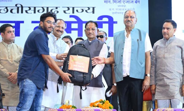 मुख्यमंत्री-विष्णु-देव-साय-ने-हज-यात्रियों-को-वितरित-किया-फर्स्ट-एड-किट:-सफल-हज-यात्रा-के-लिए-शुभकामना-देकर-यात्रियों-का-किया-स्वागत