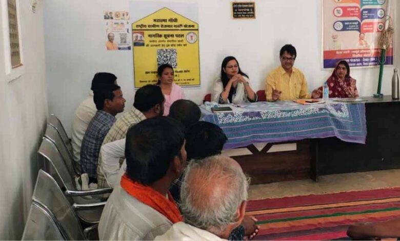 विशेष-ग्राम-सभा-में-ग्रामवासियों-को-जनगणना-के-सम्बन्ध-किया-जा-रहा-है-जागरुक