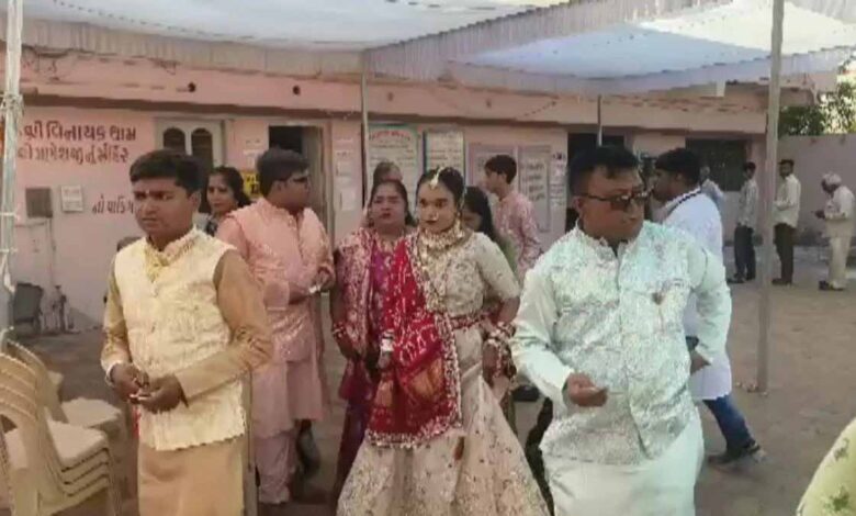 जामनगर-में-दुल्हन-ने-शादी-से-पहले-किया-मतदान,-लोकतंत्र-की-मिसाल