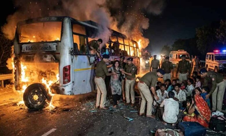 gwalior-में-बस-हादसा,-टायर-फटने-के-बाद-लगी-आग;-पुलिस-ने-कांच-तोड़कर-16-लोगों-को-बचाया