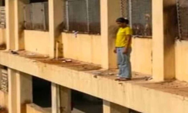 छिंदवाड़ा-में-अस्पताल-में-हाई-वोल्टेज-ड्रामा,-भर्ती-महिला-पांचवीं-मंजिल-की-छत-पर-चढ़ी