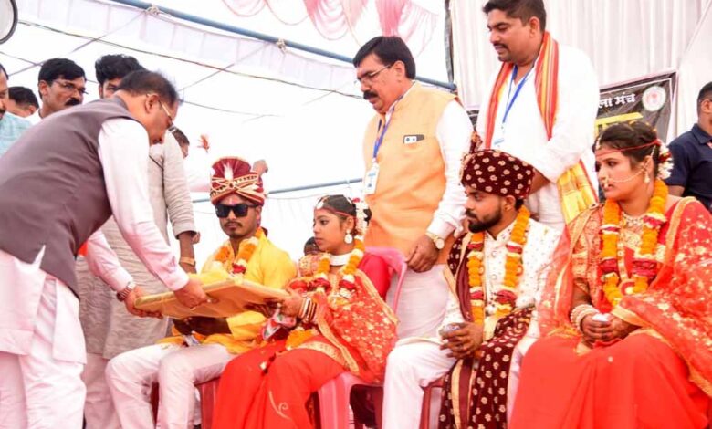 छत्तीसगढ़-में-सामूहिक-विवाह-बना-सामाजिक-एकता-का-उत्सव,-मुख्यमंत्री-ने-13-नवदंपतियों-को-दिया-आशीर्वाद