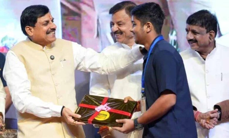 madhya-pradesh-में-1.21-लाख-छात्रों-को-लैपटॉप-के-पैसे,-75%-से-अधिक-अंक-वालों-को-फायदा