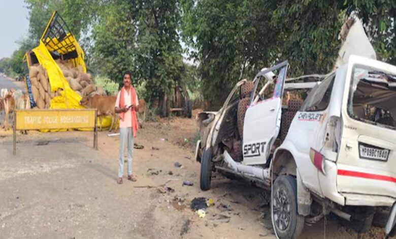 टवेरा-और-ट्रैक्टर-ट्रॉली-की-भिड़ंत-में-5-की-मौत,-7-घायल;-नर्मदापुरम-पिपरिया-हाईवे-पर-हुआ-दर्दनाक-हादसा